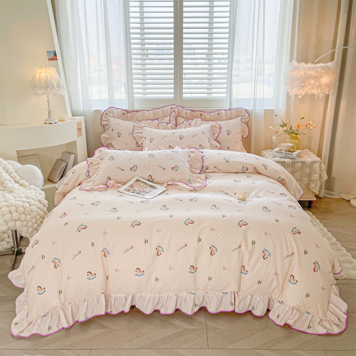 91家纺网 家纺一手货源 找家纺 宜凡家纺 2026新款全棉印花夹棉花边床笠套件②--四件套 摇摇木马