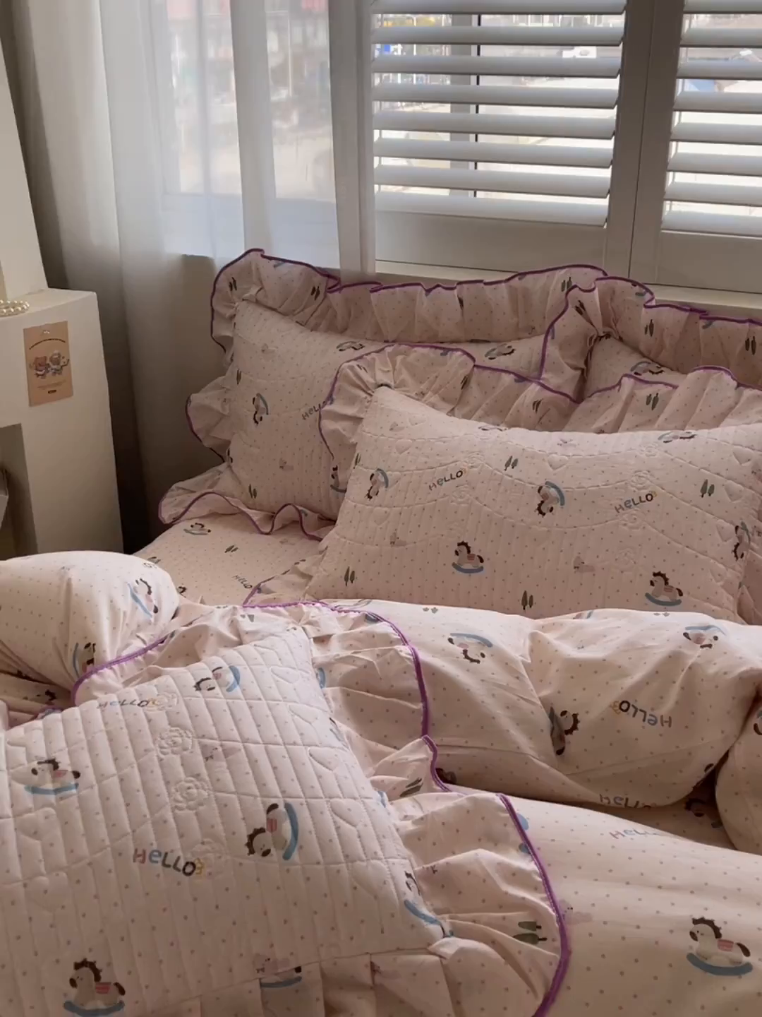 91家纺网 家纺一手货源 找家纺 宜凡家纺 2026新款全棉印花夹棉花边床笠套件②--四件套 摇摇木马