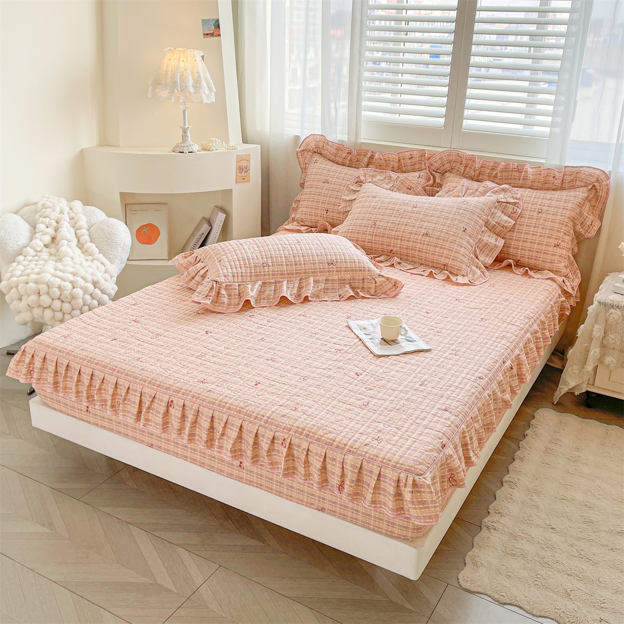 91家纺网 家纺一手货源 找家纺 宜凡家纺 2026新款全棉印花夹棉花边床笠套件②--四件套 樱桃蝴蝶结