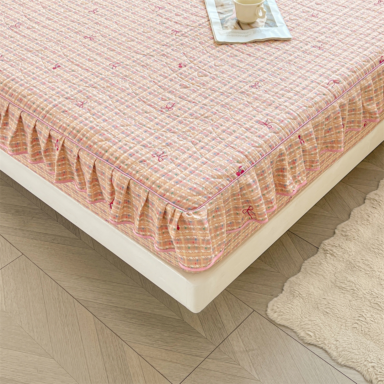 91家纺网 家纺一手货源 找家纺 宜凡家纺 2026新款全棉印花夹棉花边床笠套件②--四件套 樱桃蝴蝶结