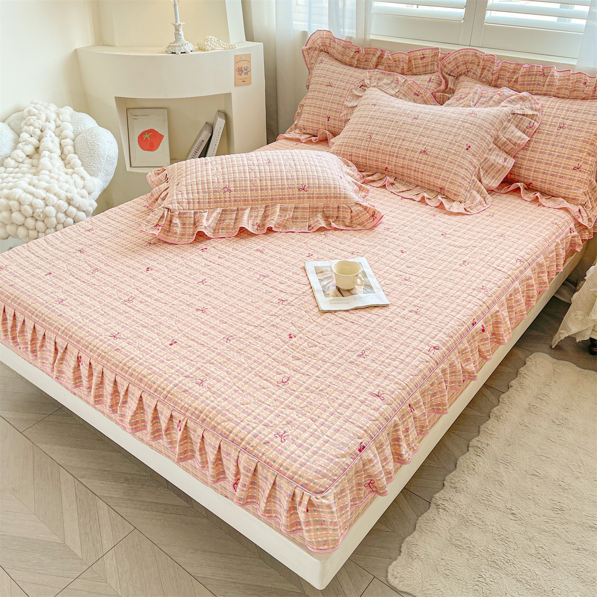 91家纺网 家纺一手货源 找家纺 宜凡家纺 2026新款全棉印花夹棉花边床笠套件②--四件套 樱桃蝴蝶结