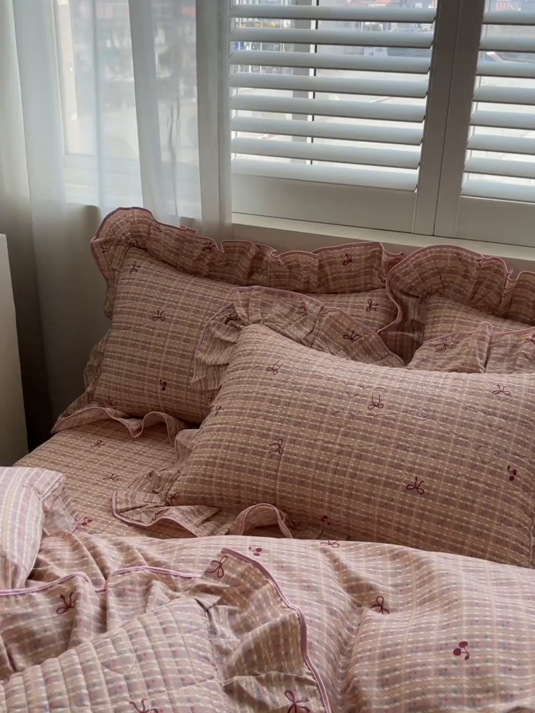 91家纺网 家纺一手货源 找家纺 宜凡家纺 2026新款全棉印花夹棉花边床笠套件②--四件套 樱桃蝴蝶结