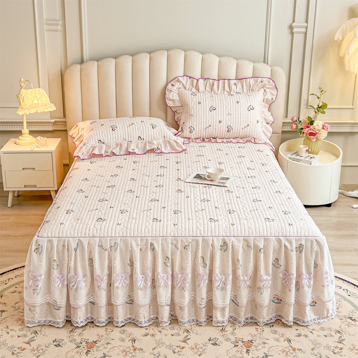 91家纺网 家纺一手货源 找家纺 宜凡家纺 2026新款全棉印花公主风夹棉床裙三件套② 摇摇木马