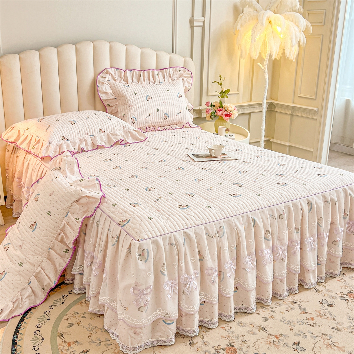 91家纺网 家纺一手货源 找家纺 宜凡家纺 2026新款全棉印花公主风夹棉床裙三件套② 摇摇木马