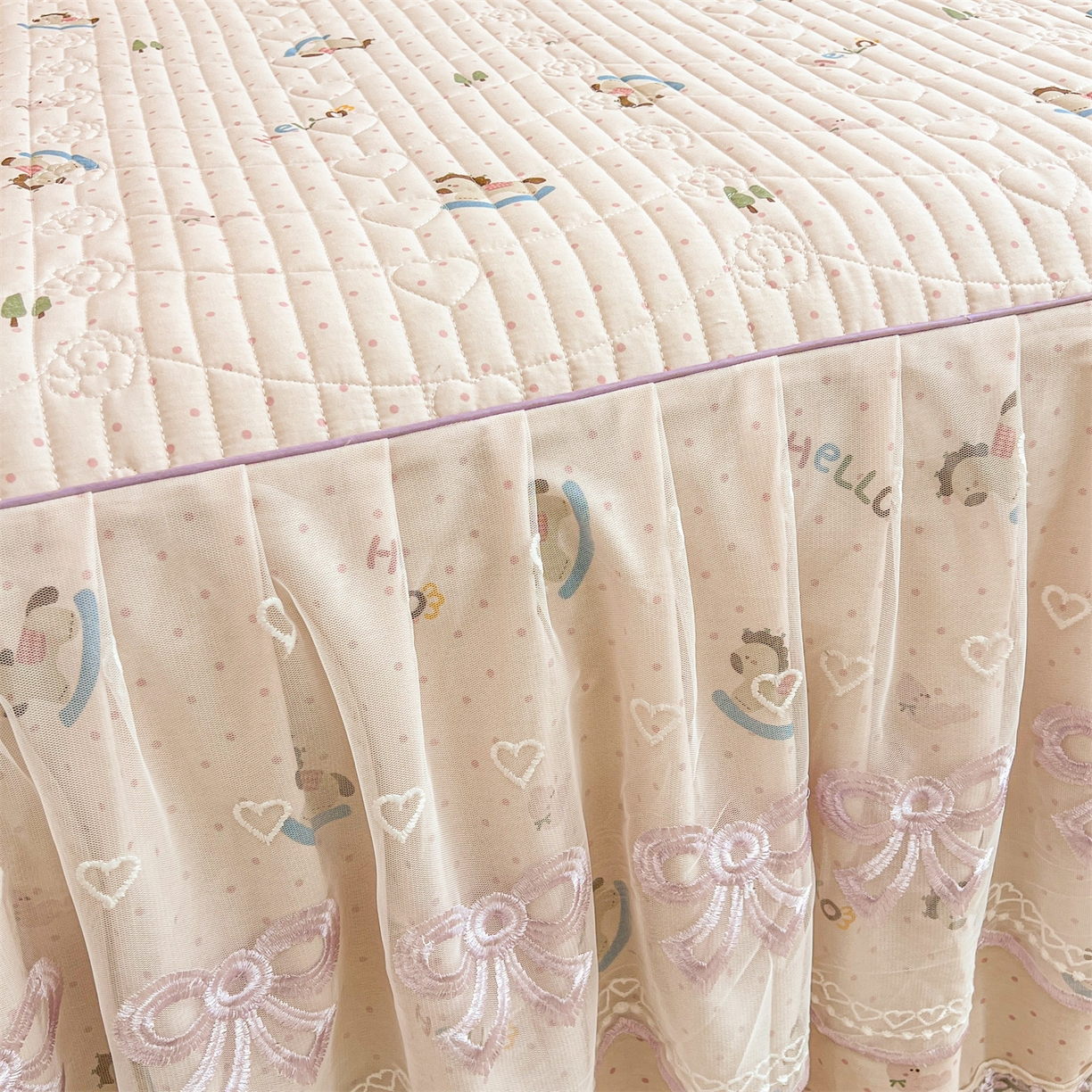 91家纺网 家纺一手货源 找家纺 宜凡家纺 2026新款全棉印花公主风夹棉床裙三件套② 摇摇木马