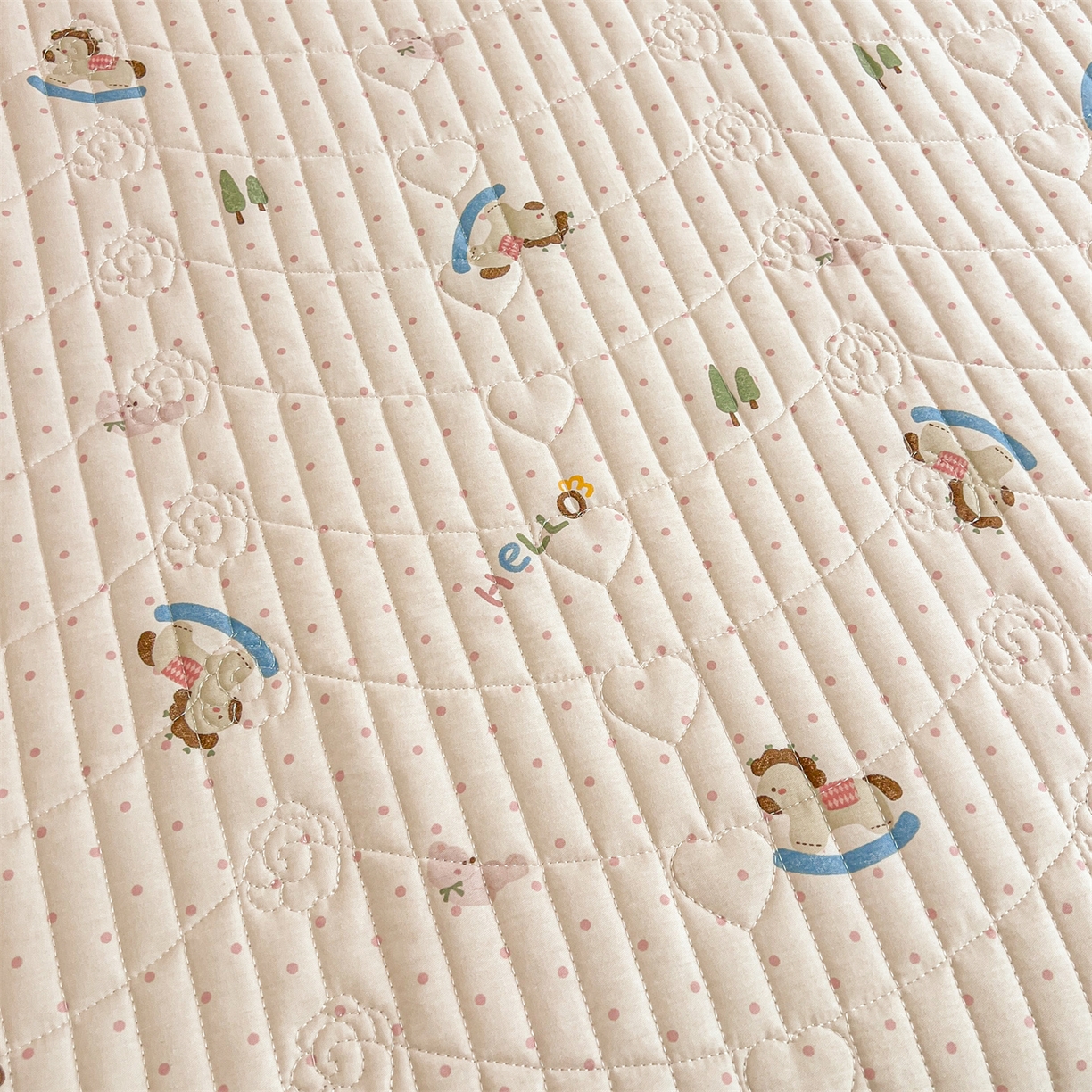 91家纺网 家纺一手货源 找家纺 宜凡家纺 2026新款全棉印花公主风夹棉床裙三件套② 摇摇木马