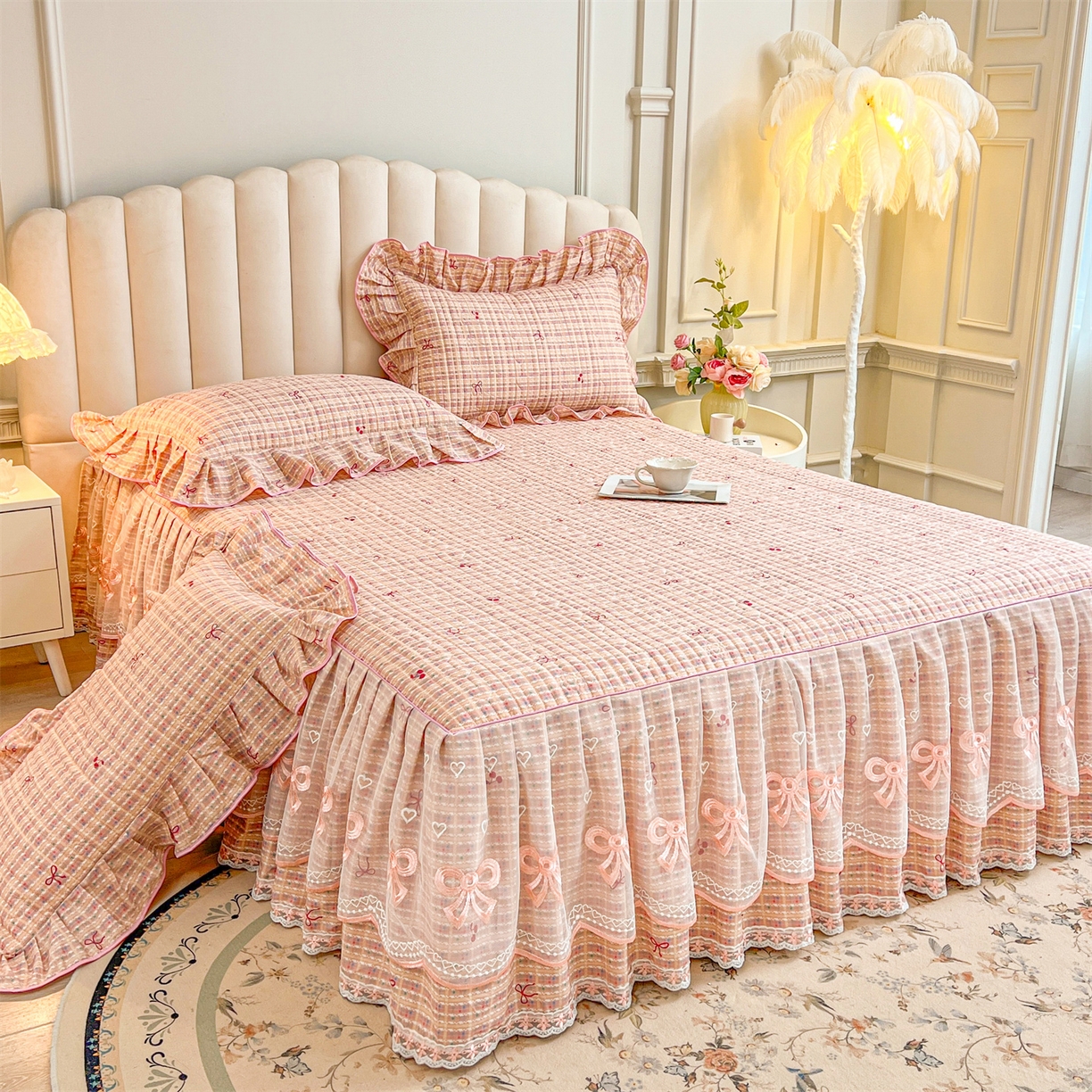 91家纺网 家纺一手货源 找家纺 宜凡家纺 2026新款全棉印花公主风夹棉床裙三件套② 樱桃蝴蝶结