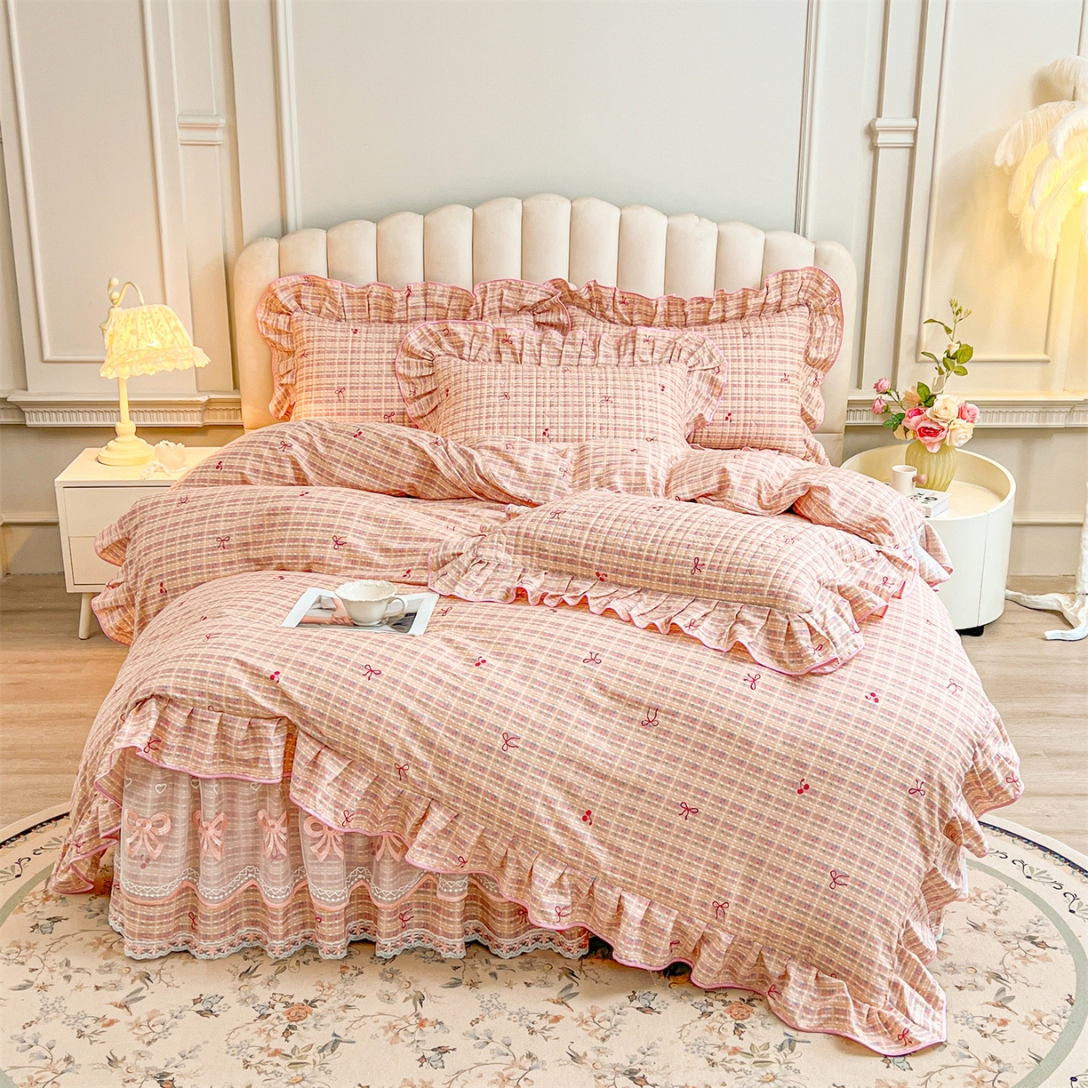 91家纺网 家纺一手货源 找家纺 宜凡家纺 2026新款全棉印花公主风夹棉床裙三件套② 樱桃蝴蝶结