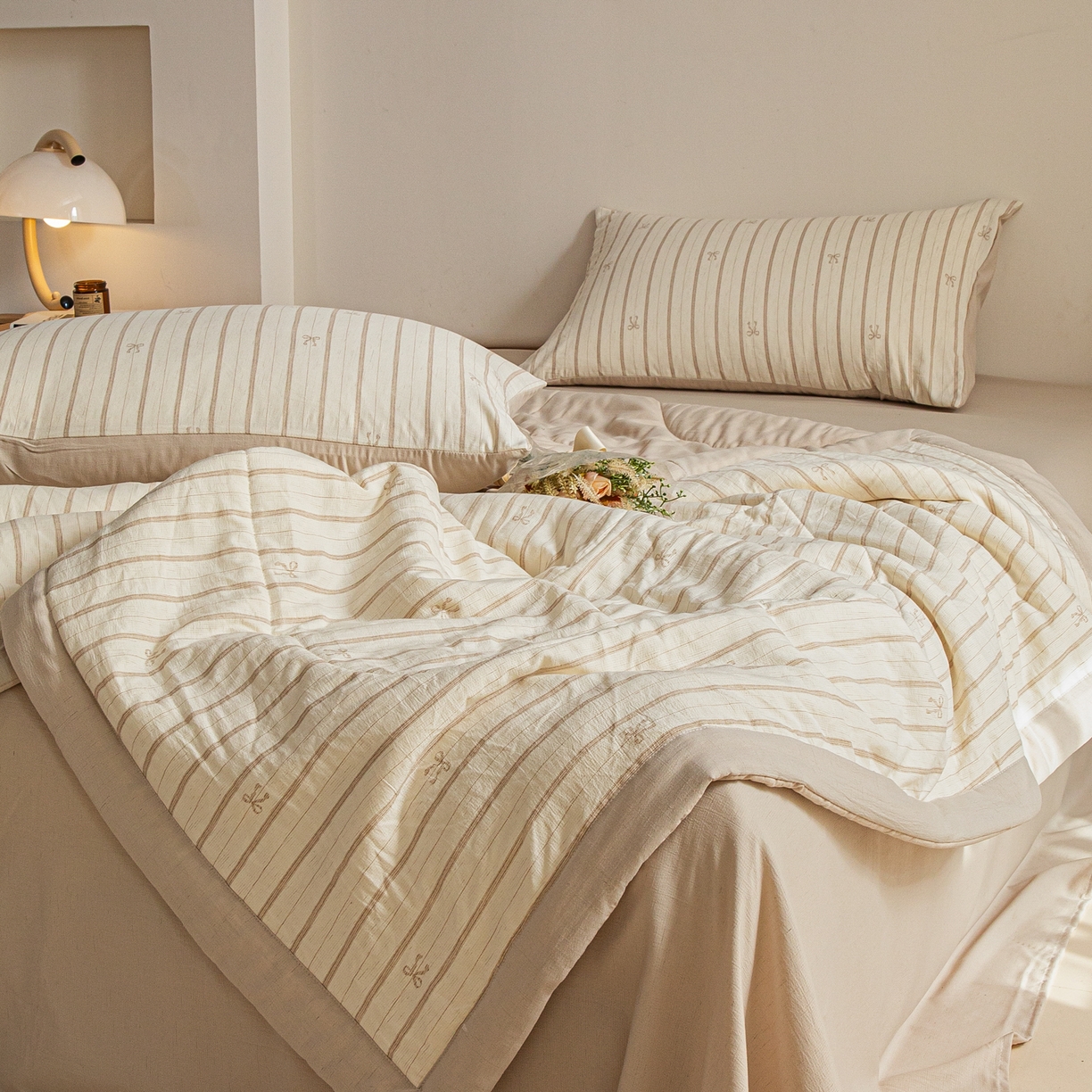 91家纺网 家纺一手货源 找家纺 江暮云家纺 2026新款A类亚麻印花新疆棉花被 奶棕蝴蝶结