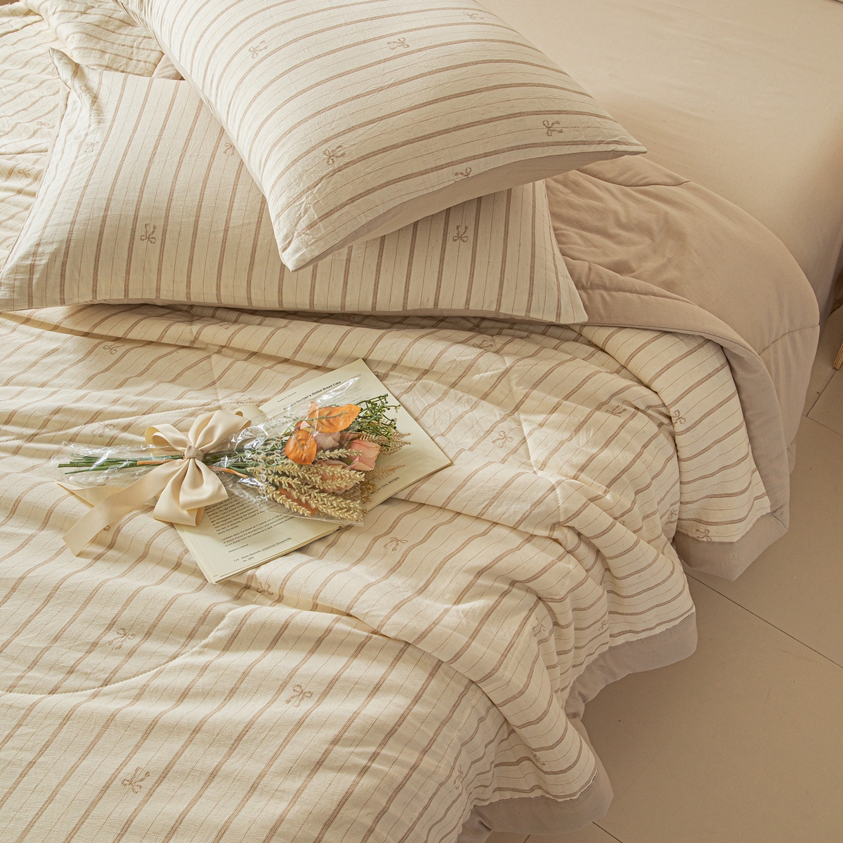 91家纺网 家纺一手货源 找家纺 江暮云家纺 2026新款A类亚麻印花新疆棉花被 奶棕蝴蝶结