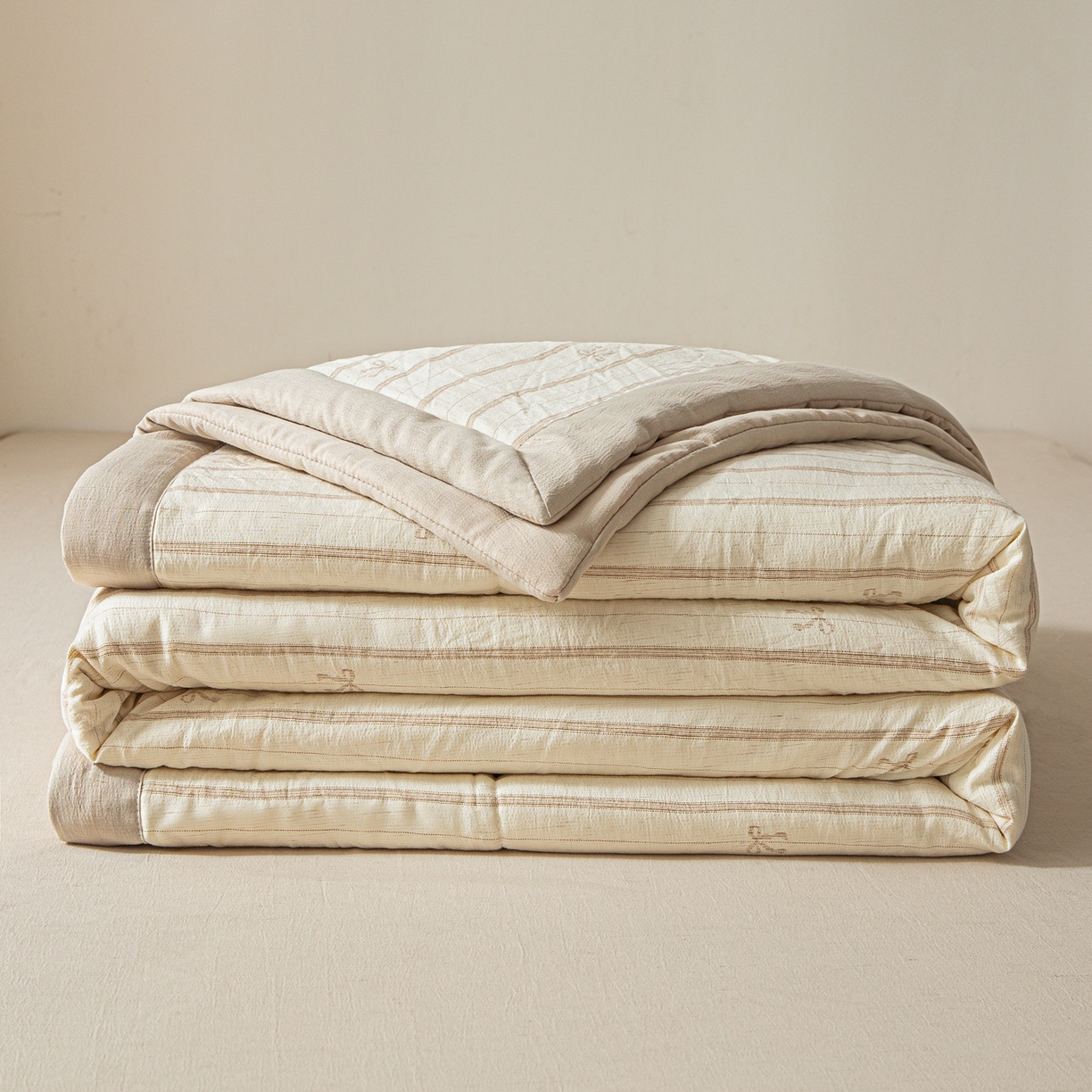 91家纺网 家纺一手货源 找家纺 江暮云家纺 2026新款A类亚麻印花新疆棉花被 奶棕蝴蝶结