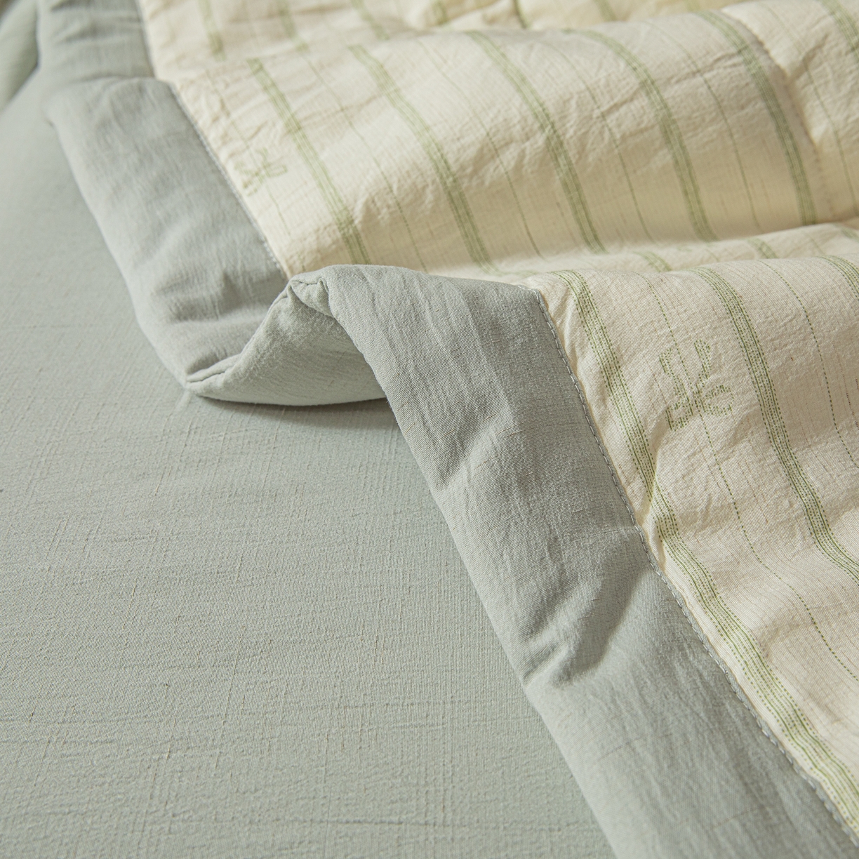 91家纺网 家纺一手货源 找家纺 江暮云家纺 2026新款A类亚麻印花新疆棉花被 青条蝴蝶结