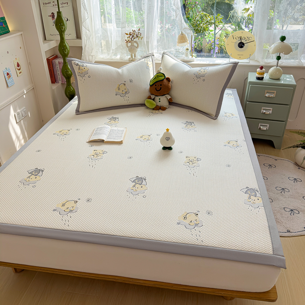 91家纺网 家纺一手货源 找家纺 典冠 2026新款PE凉感豆豆提花软席 撑伞小熊-灰