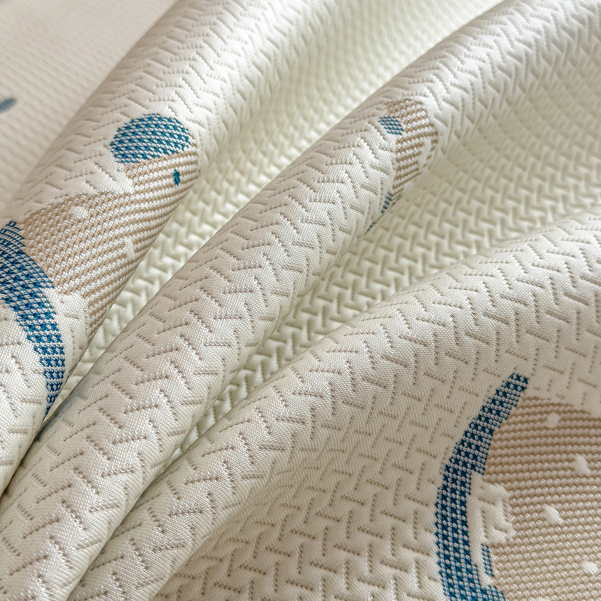 91家纺网 家纺一手货源 找家纺 典冠 2026新款PE凉感豆豆提花软席 小木马