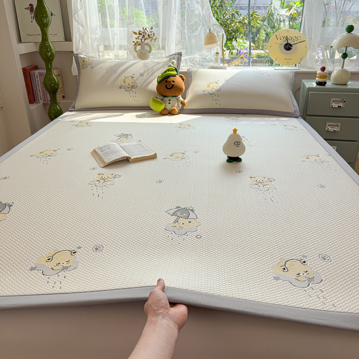 91家纺网 家纺一手货源 找家纺 典冠 2026新款PE凉感豆豆提花软席 撑伞小熊-灰