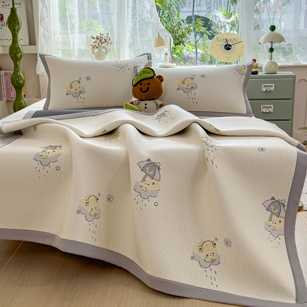 91家纺网 家纺一手货源 找家纺 典冠 2026新款PE凉感豆豆提花软席 撑伞小熊-灰