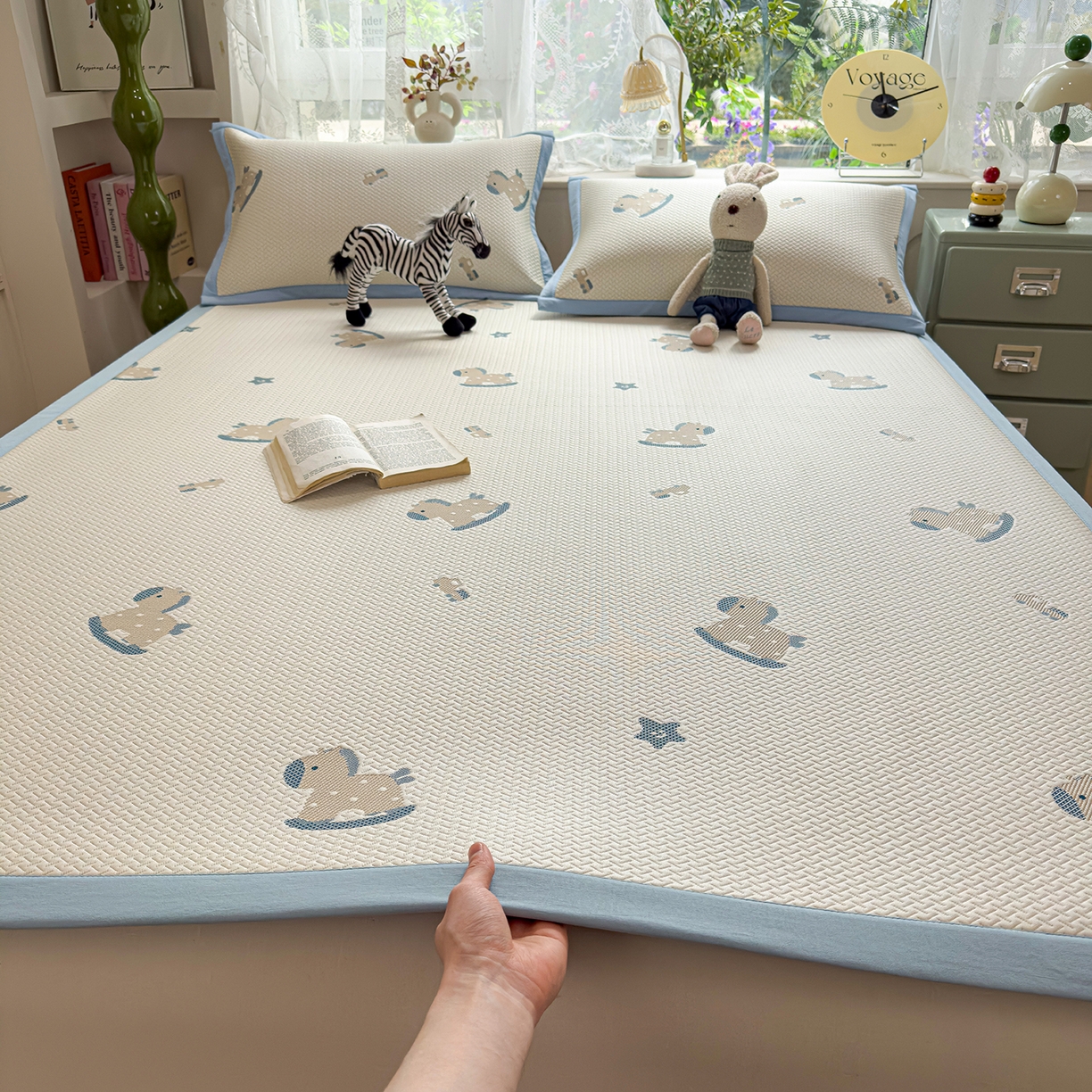 91家纺网 家纺一手货源 找家纺 典冠 2026新款PE凉感豆豆提花软席 小木马