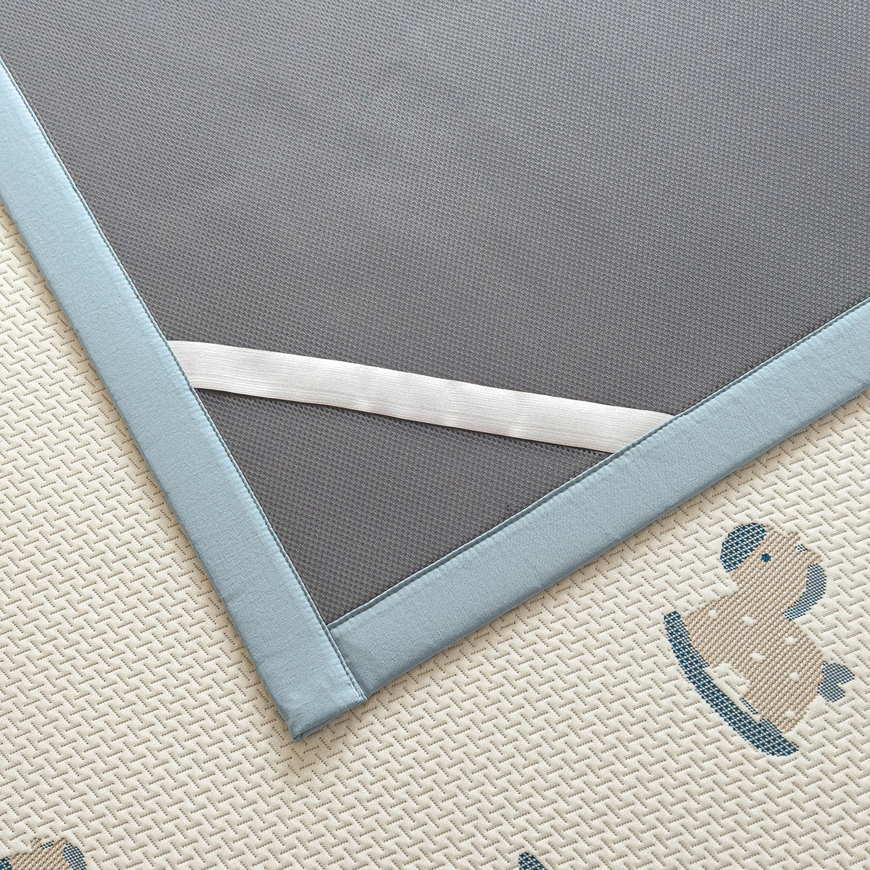 91家纺网 家纺一手货源 找家纺 典冠 2026新款PE凉感豆豆提花软席 小木马