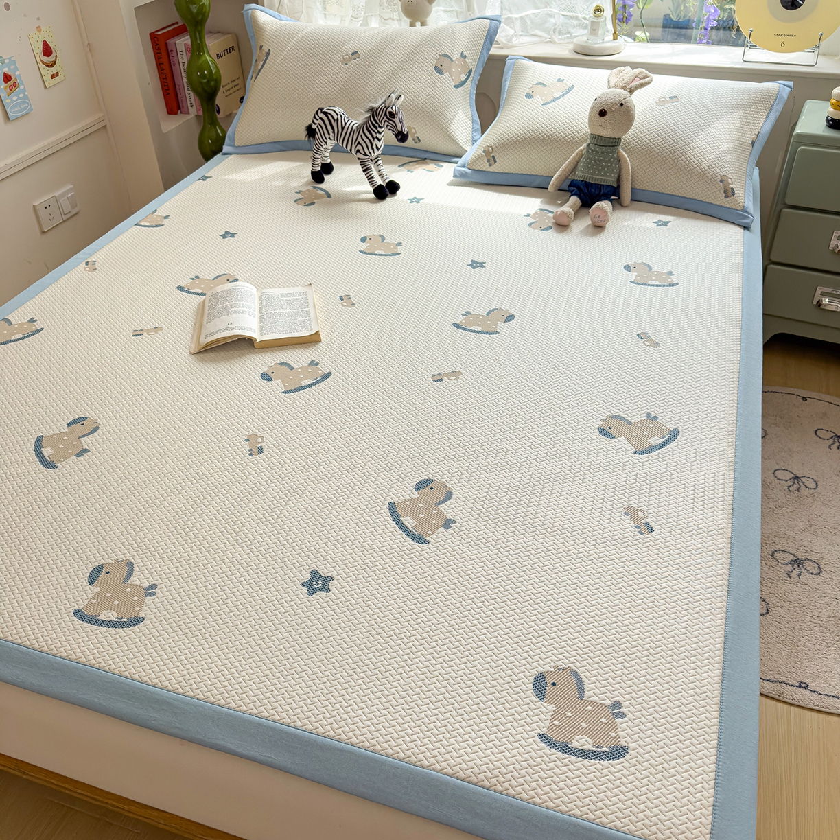 91家纺网 家纺一手货源 找家纺 典冠 2026新款PE凉感豆豆提花软席 小木马