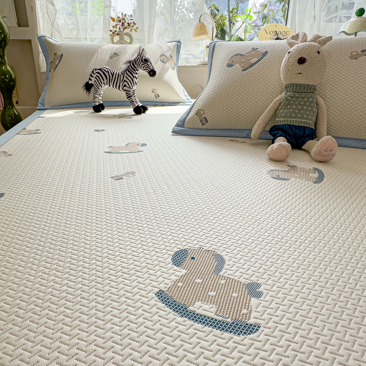 91家纺网 家纺一手货源 找家纺 典冠 2026新款PE凉感豆豆提花软席 小木马