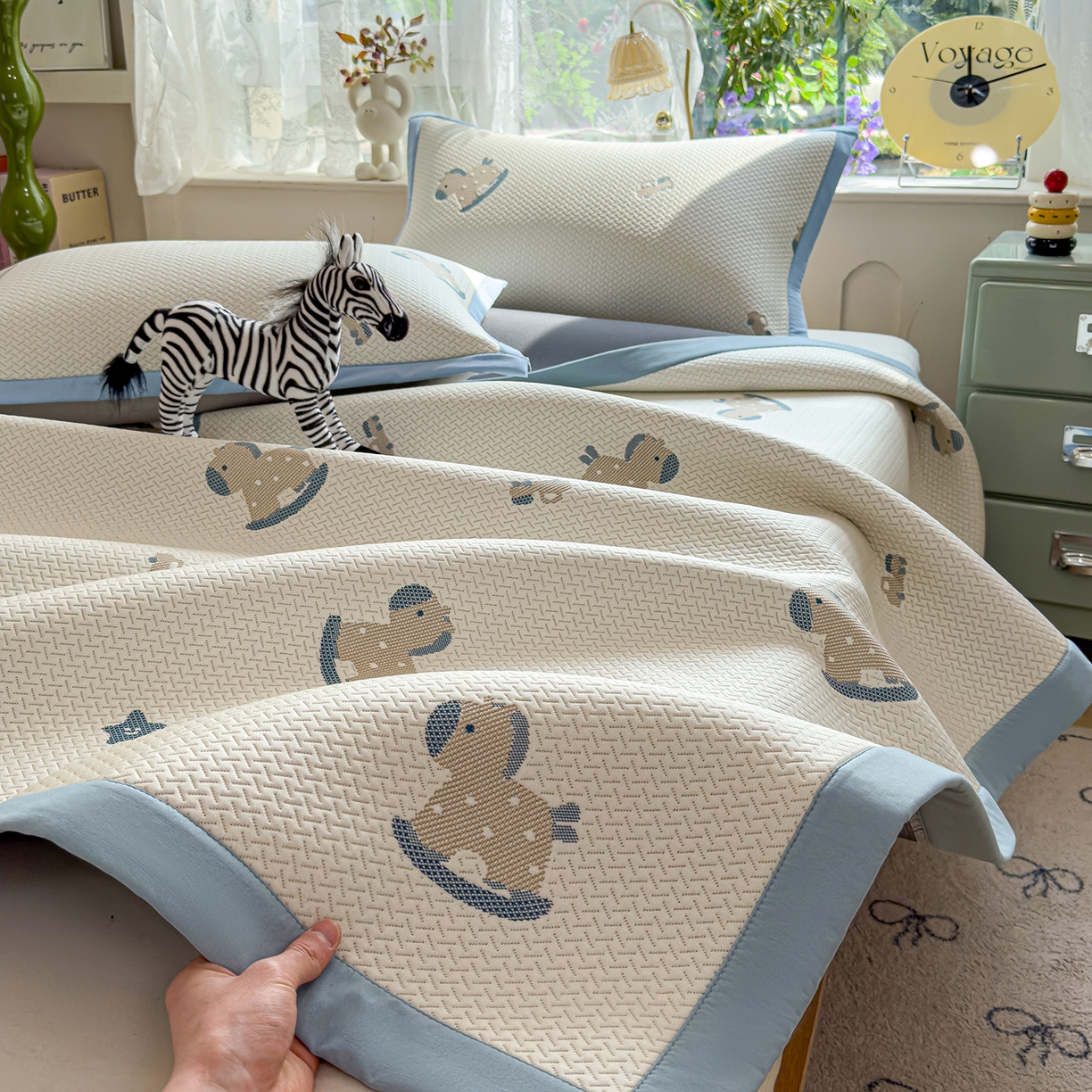 91家纺网 家纺一手货源 找家纺 典冠 2026新款PE凉感豆豆提花软席 小木马