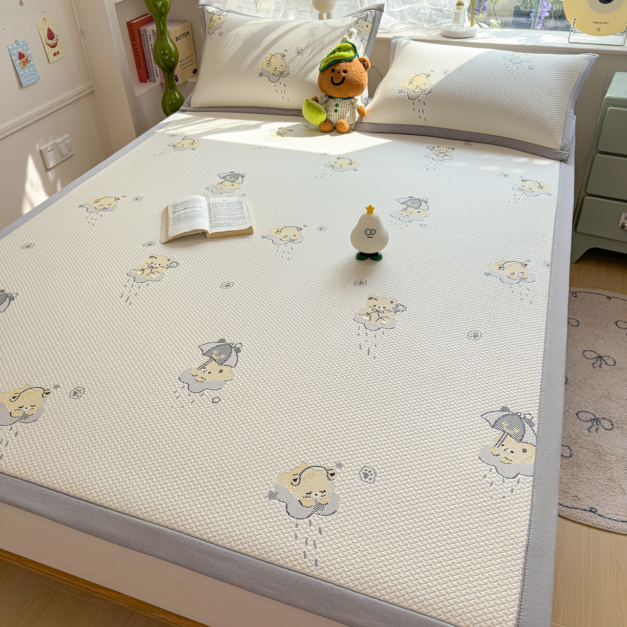 91家纺网 家纺一手货源 找家纺 典冠 2026新款PE凉感豆豆提花软席 撑伞小熊-灰