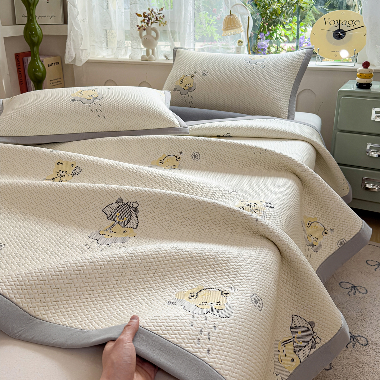 91家纺网 家纺一手货源 找家纺 典冠 2026新款PE凉感豆豆提花软席 撑伞小熊-灰