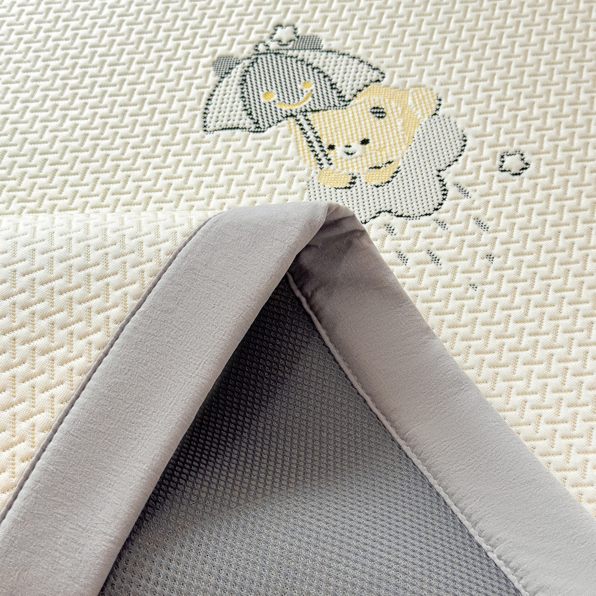 91家纺网 家纺一手货源 找家纺 典冠 2026新款PE凉感豆豆提花软席 撑伞小熊-灰