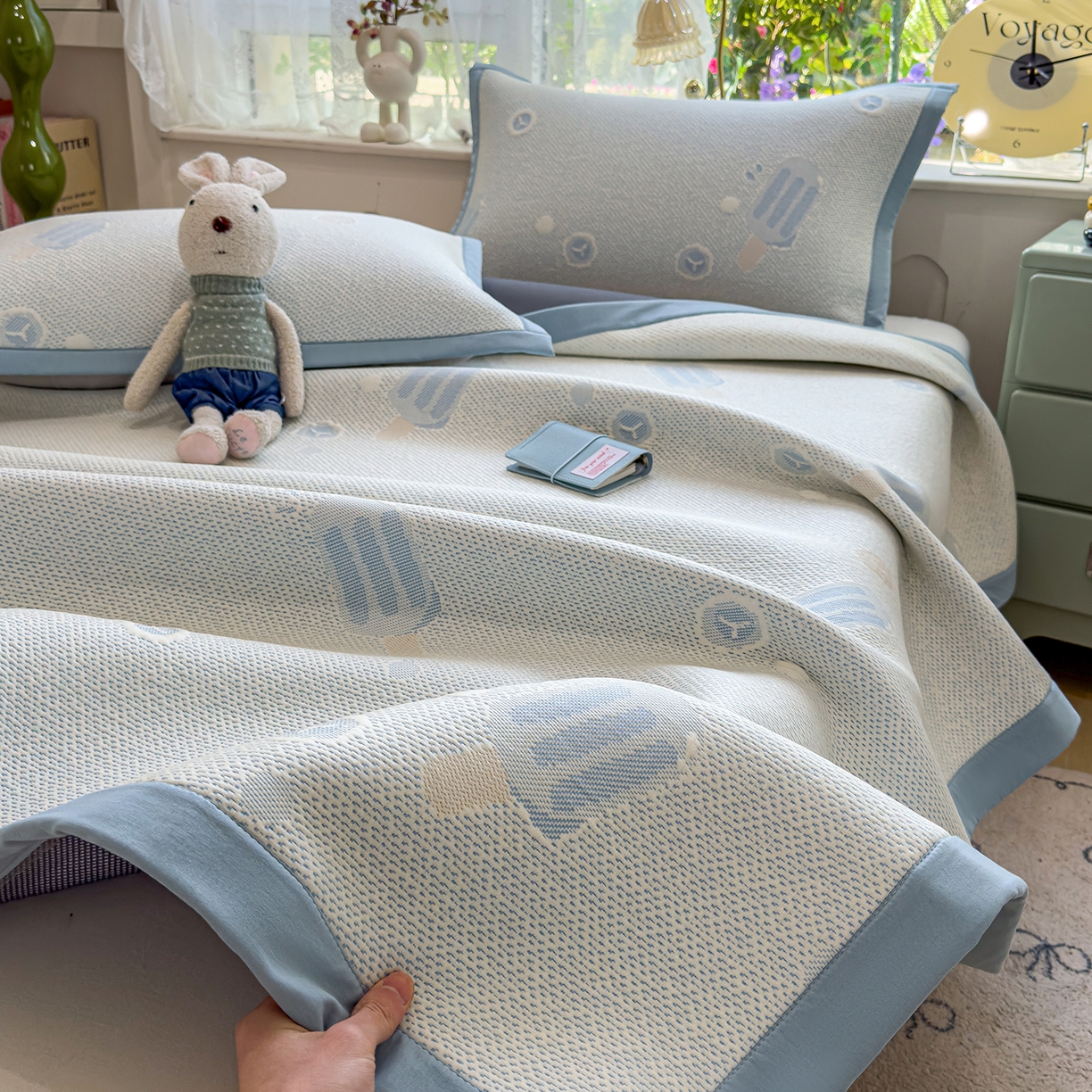 91家纺网 家纺一手货源 找家纺 典冠 2026新款PE凉感豆豆提花软席 蓝色棒冰