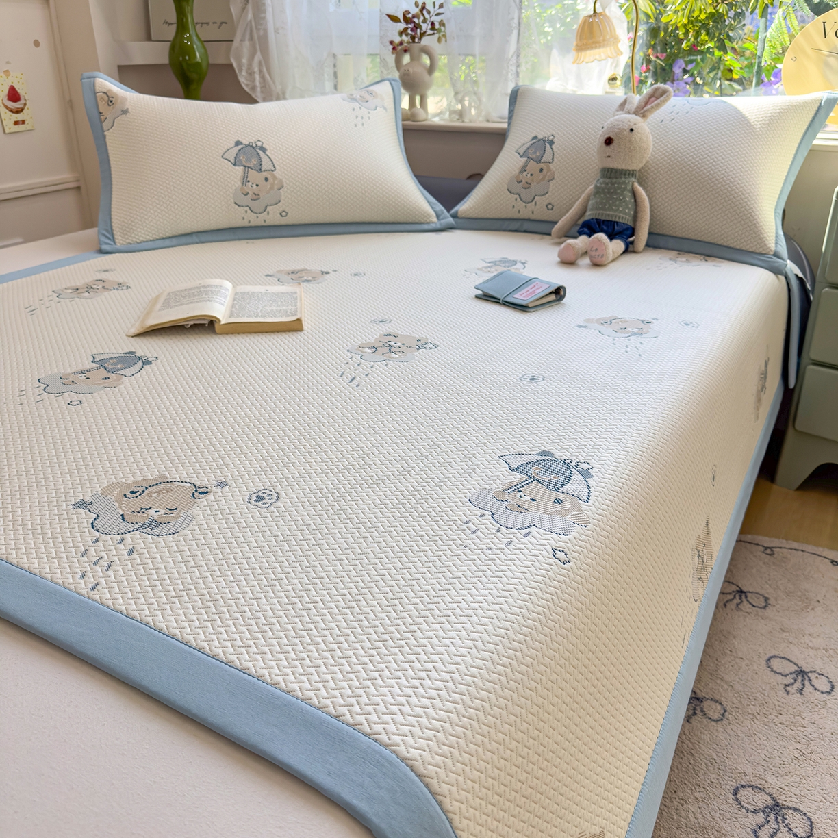 91家纺网 家纺一手货源 找家纺 典冠 2026新款PE凉感豆豆提花软席 撑伞小熊-蓝