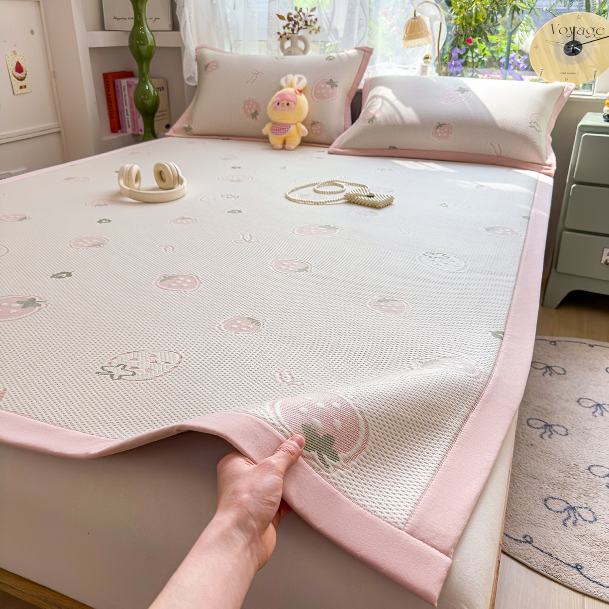 91家纺网 家纺一手货源 找家纺 典冠 2026新款PE凉感豆豆提花软席 奇趣草莓