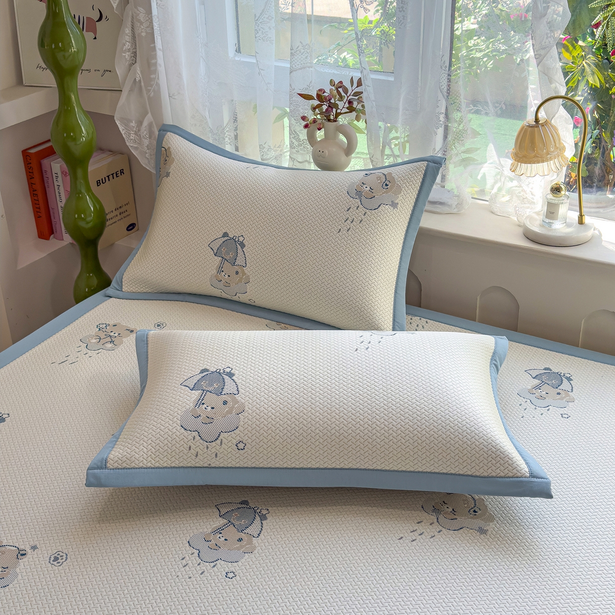 91家纺网 家纺一手货源 找家纺 典冠 2026新款PE凉感豆豆提花软席 撑伞小熊-蓝