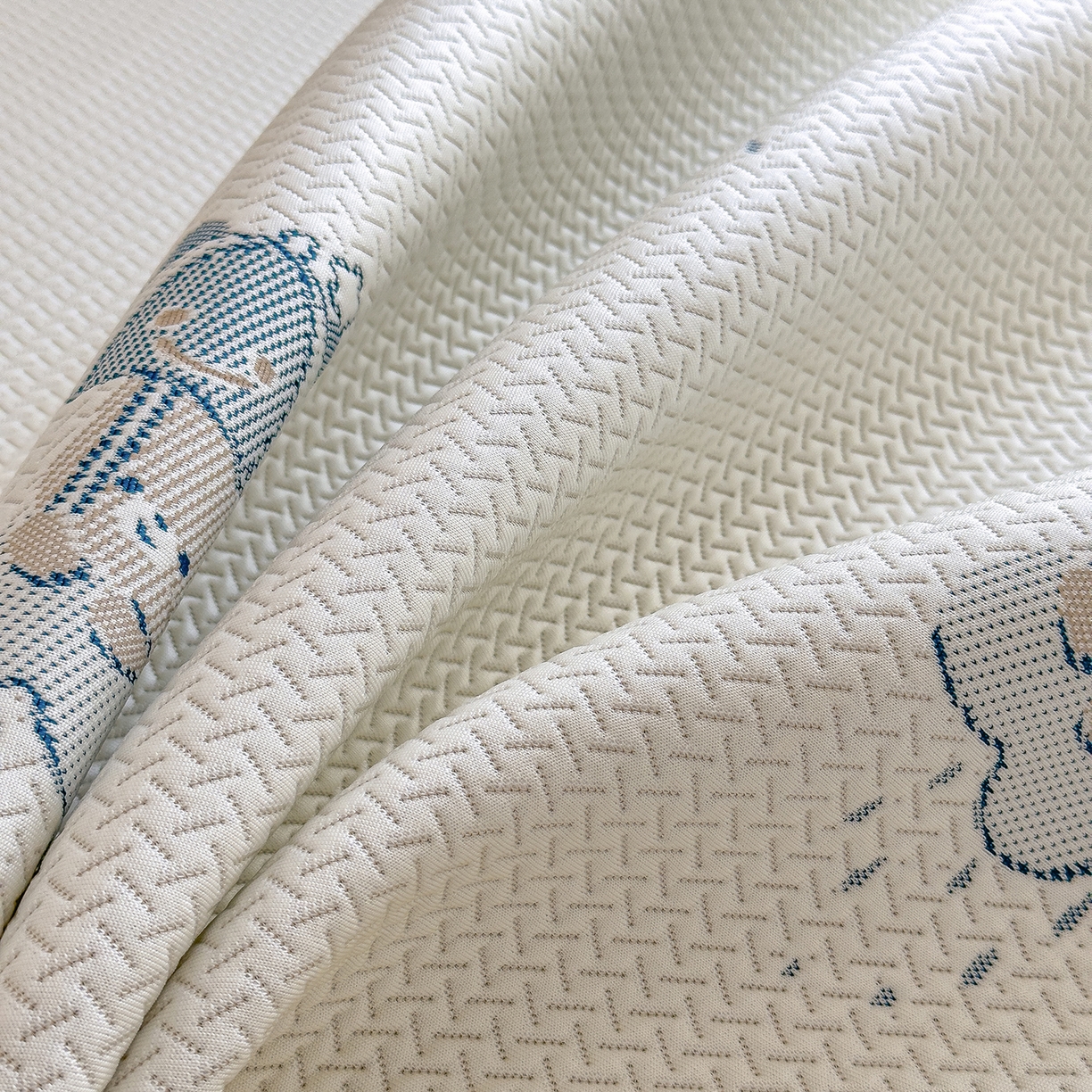 91家纺网 家纺一手货源 找家纺 典冠 2026新款PE凉感豆豆提花软席 撑伞小熊-蓝