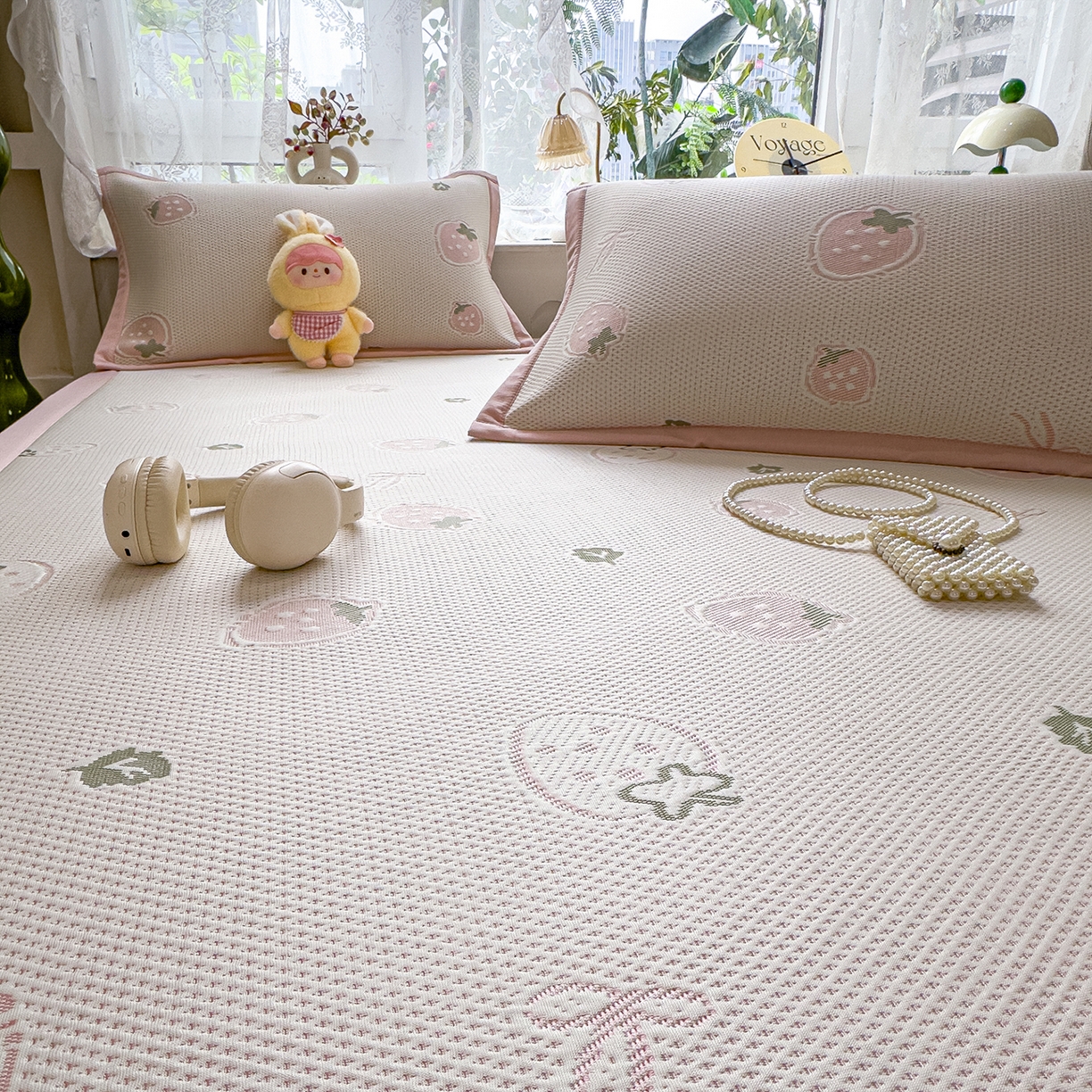 91家纺网 家纺一手货源 找家纺 典冠 2026新款PE凉感豆豆提花软席 奇趣草莓