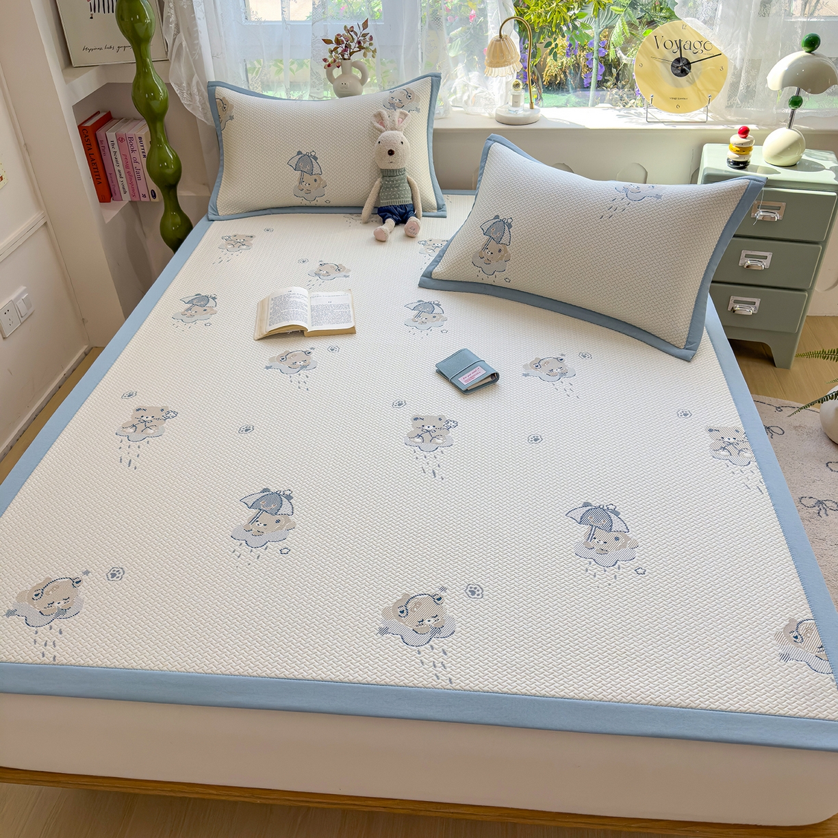 91家纺网 家纺一手货源 找家纺 典冠 2026新款PE凉感豆豆提花软席 撑伞小熊-蓝