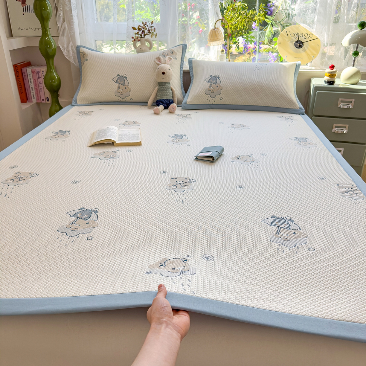 91家纺网 家纺一手货源 找家纺 典冠 2026新款PE凉感豆豆提花软席 撑伞小熊-蓝