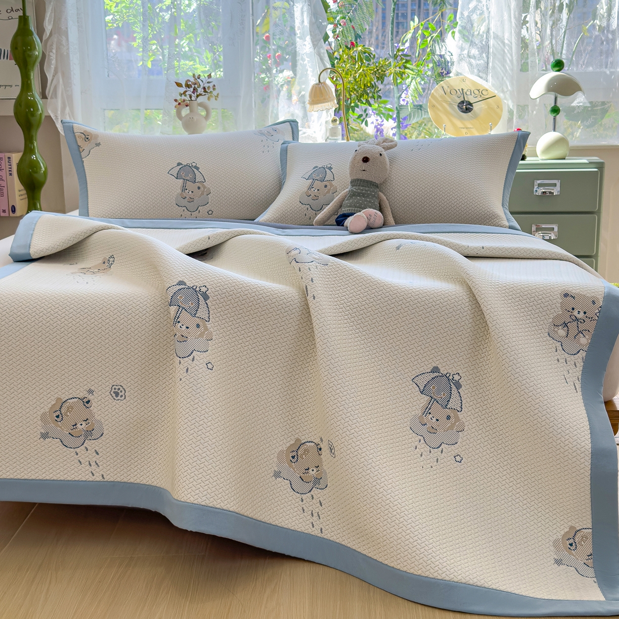 91家纺网 家纺一手货源 找家纺 典冠 2026新款PE凉感豆豆提花软席 撑伞小熊-蓝