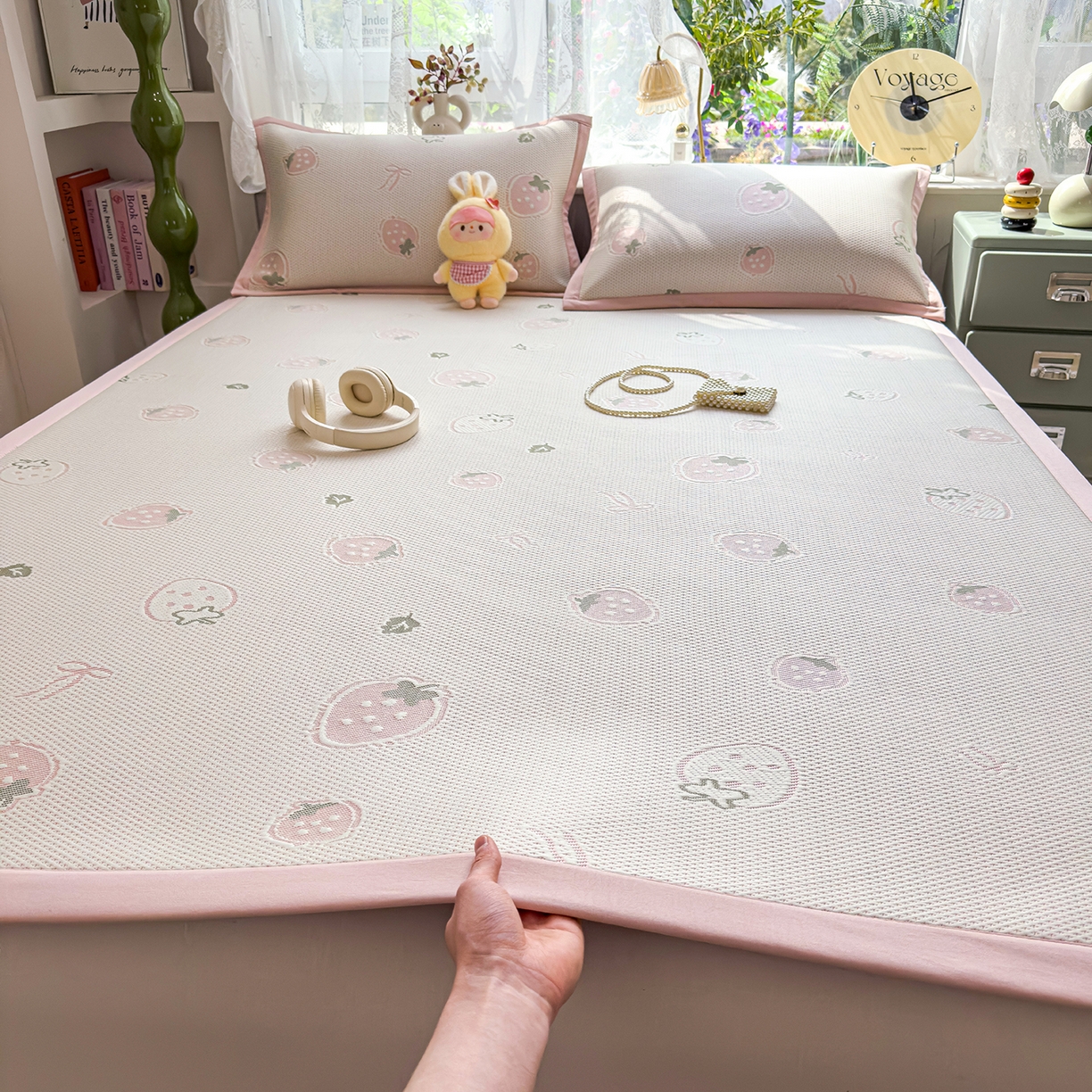 91家纺网 家纺一手货源 找家纺 典冠 2026新款PE凉感豆豆提花软席 奇趣草莓