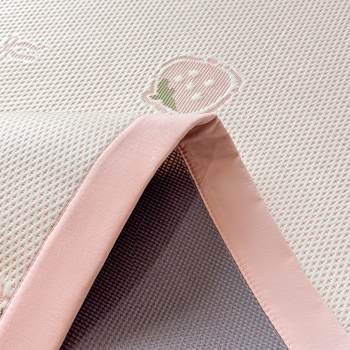 91家纺网 家纺一手货源 找家纺 典冠 2026新款PE凉感豆豆提花软席 奇趣草莓