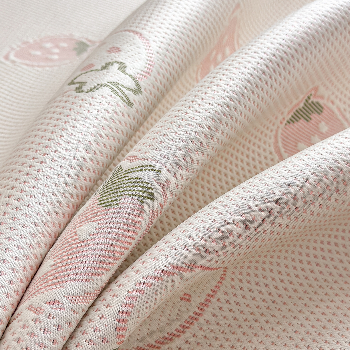 91家纺网 家纺一手货源 找家纺 典冠 2026新款PE凉感豆豆提花软席 奇趣草莓