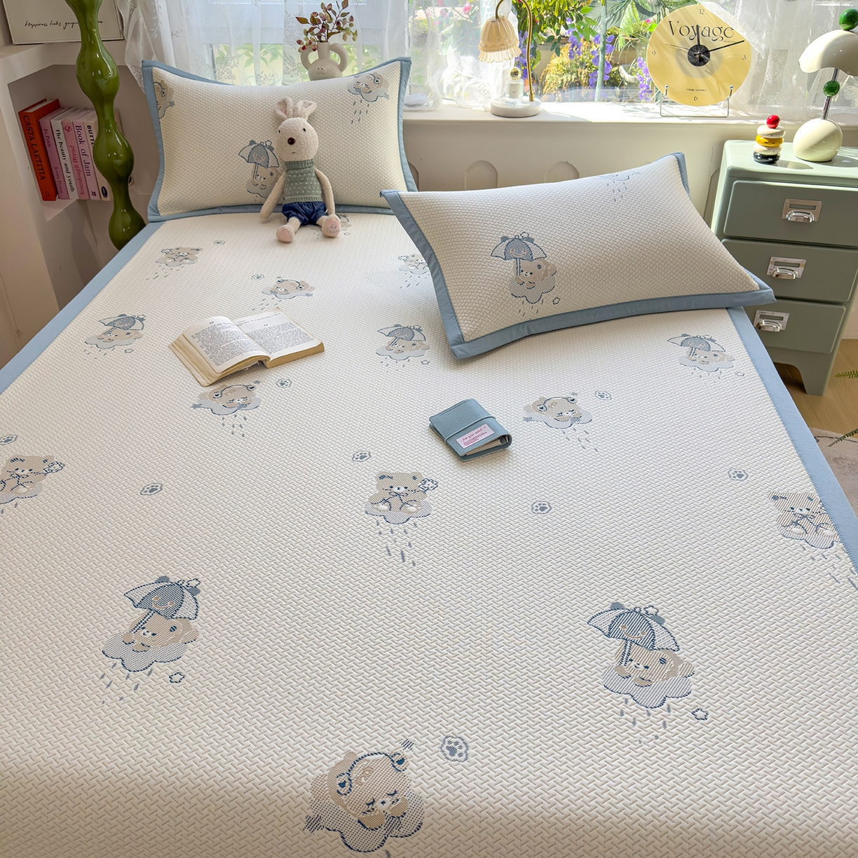 91家纺网 家纺一手货源 找家纺 典冠 2026新款PE凉感豆豆提花软席 撑伞小熊-蓝