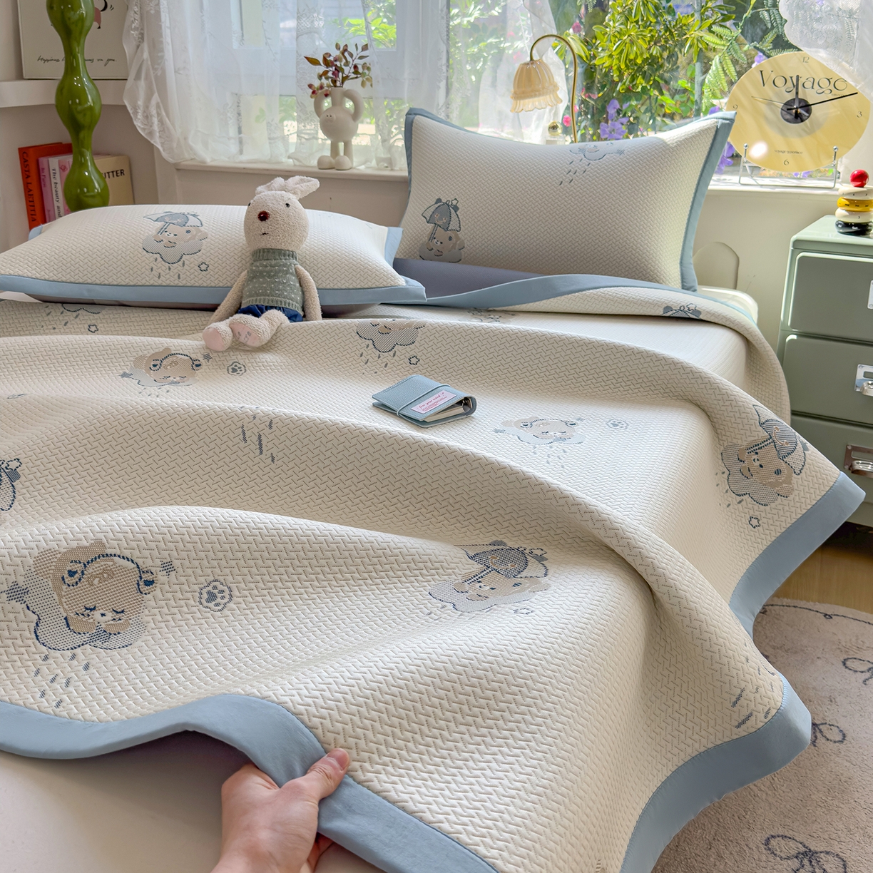 91家纺网 家纺一手货源 找家纺 典冠 2026新款PE凉感豆豆提花软席 撑伞小熊-蓝