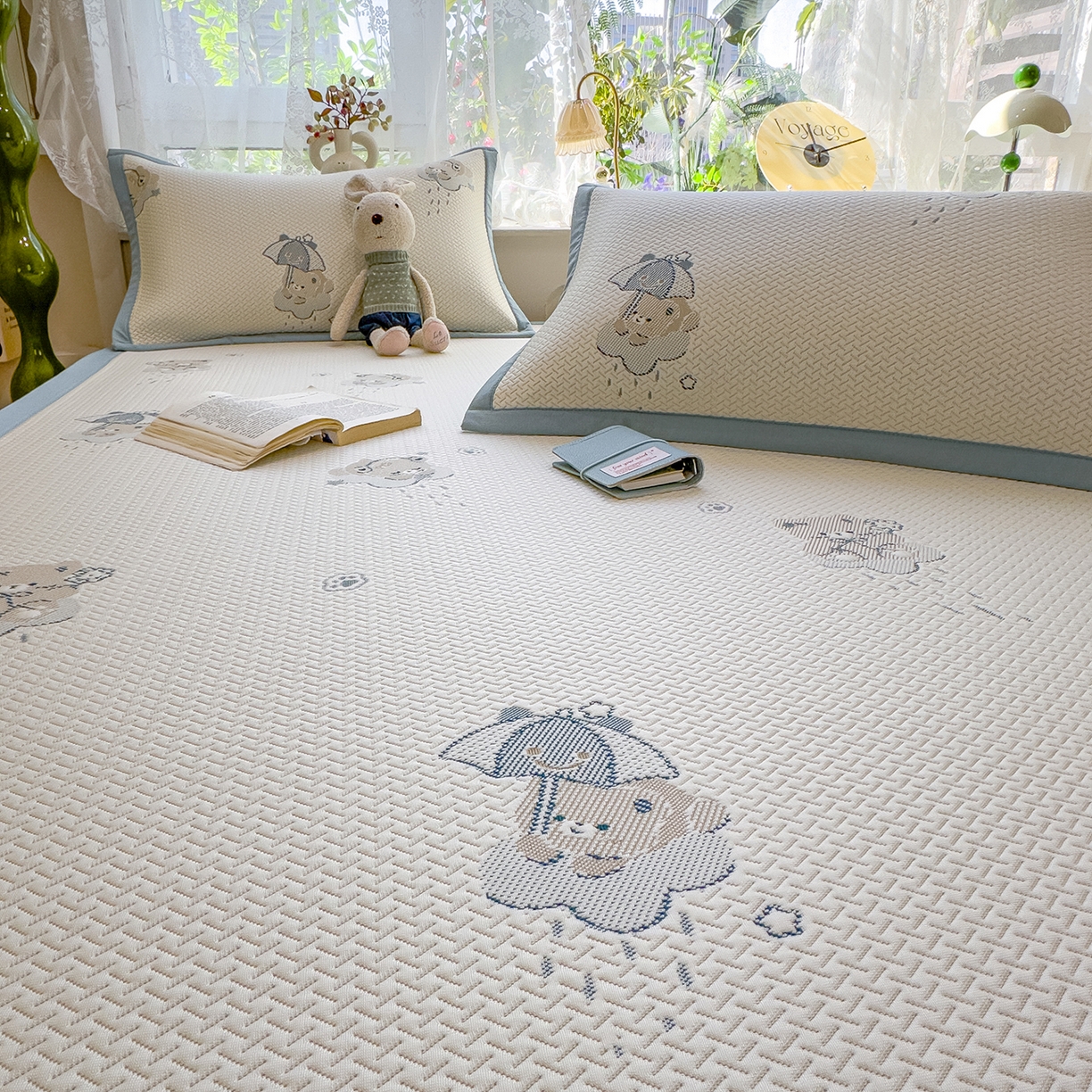 91家纺网 家纺一手货源 找家纺 典冠 2026新款PE凉感豆豆提花软席 撑伞小熊-蓝