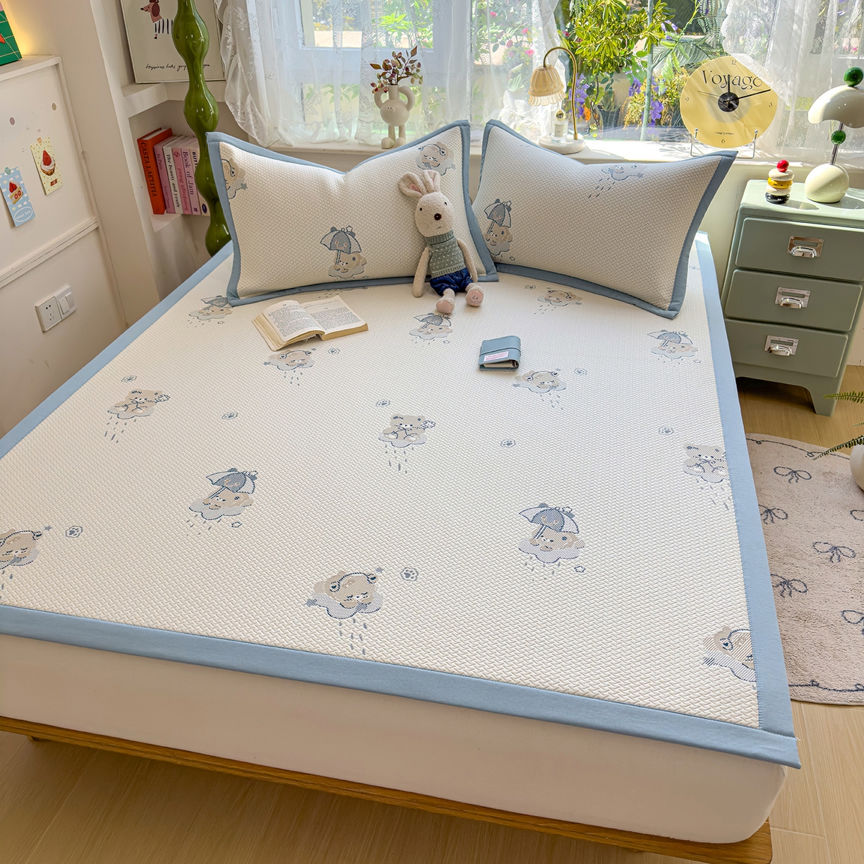 91家纺网 家纺一手货源 找家纺 典冠 2026新款PE凉感豆豆提花软席 撑伞小熊-蓝