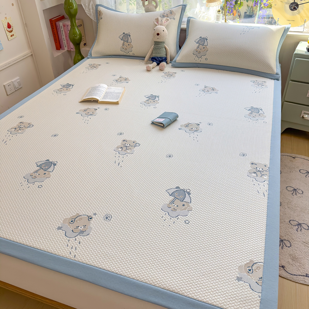 91家纺网 家纺一手货源 找家纺 典冠 2026新款PE凉感豆豆提花软席 撑伞小熊-蓝