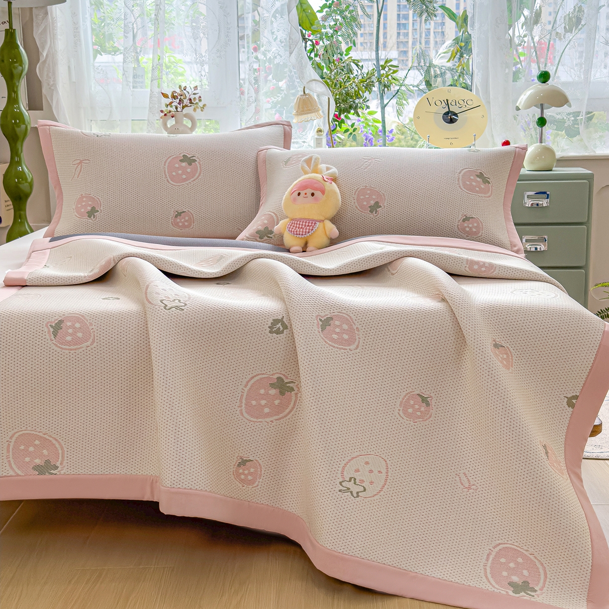 91家纺网 家纺一手货源 找家纺 典冠 2026新款PE凉感豆豆提花软席 奇趣草莓