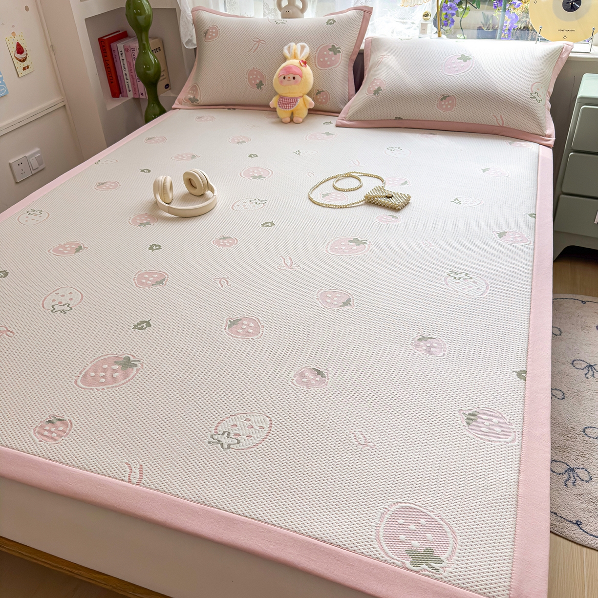 91家纺网 家纺一手货源 找家纺 典冠 2026新款PE凉感豆豆提花软席 奇趣草莓