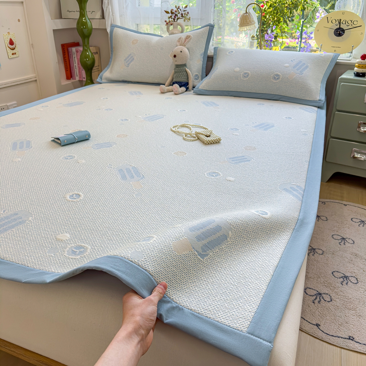 91家纺网 家纺一手货源 找家纺 典冠 2026新款PE凉感豆豆提花软席 蓝色棒冰