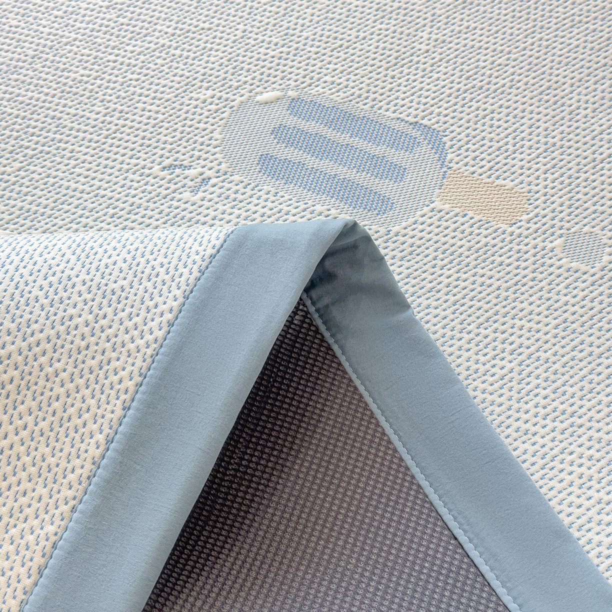 91家纺网 家纺一手货源 找家纺 典冠 2026新款PE凉感豆豆提花软席 蓝色棒冰