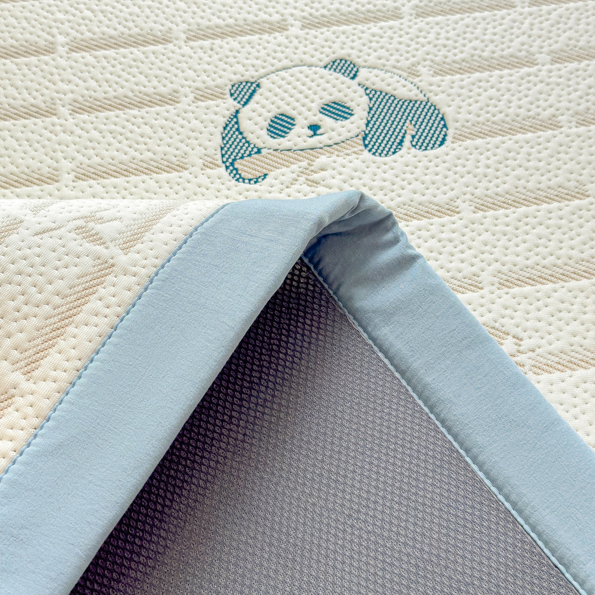 91家纺网 家纺一手货源 找家纺 典冠 2026新款PE凉感豆豆提花软席 熊猫-蓝